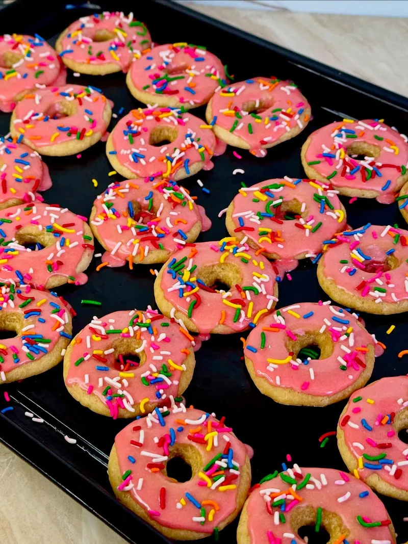 Munchie Party — Dona con glaseado y lluvia de colores